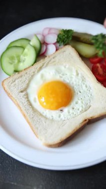 Kavrulmuş gazhane yumurtaları sepette lezzetli atıştırmalıklar bir kase lezzetli gurme yemek arka planında masa rustik gıda üst görünümde fotokopi alanı