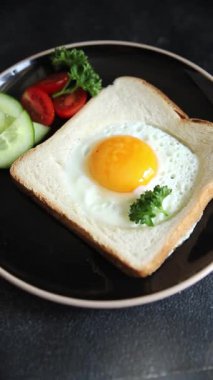 Kavrulmuş gazhane yumurtaları sepette lezzetli atıştırmalıklar bir kase lezzetli gurme yemek arka planında masa rustik gıda üst görünümde fotokopi alanı