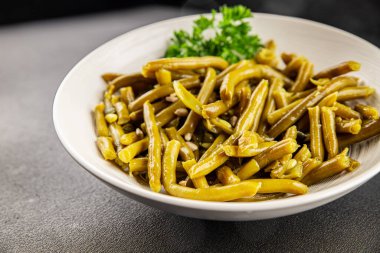 Yeşil fasulye konservesi yeşil çalı fasulyesi taze lezzetli gurme yemek arka planı masaya rustik gıda fotokopi alanı keto ve paleo diyet vegan ve vejetaryen gıda