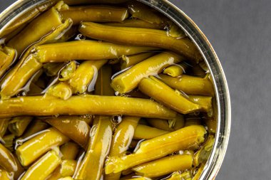 Yeşil fasulye konservesi yeşil çalı fasulyesi taze lezzetli gurme yemek arka planı masaya rustik gıda fotokopi alanı keto ve paleo diyet vegan ve vejetaryen gıda