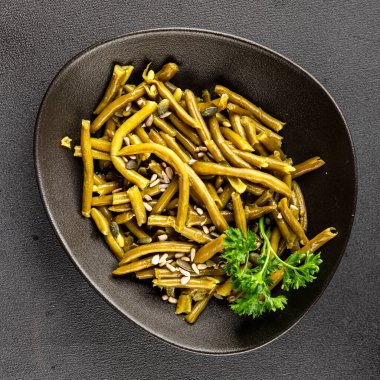 Yeşil fasulye konservesi yeşil çalı fasulyesi taze lezzetli gurme yemek arka planı masaya rustik gıda fotokopi alanı keto ve paleo diyet vegan ve vejetaryen gıda