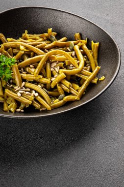 Yeşil fasulye konservesi yeşil çalı fasulyesi taze lezzetli gurme yemek arka planı masaya rustik gıda fotokopi alanı keto ve paleo diyet vegan ve vejetaryen gıda