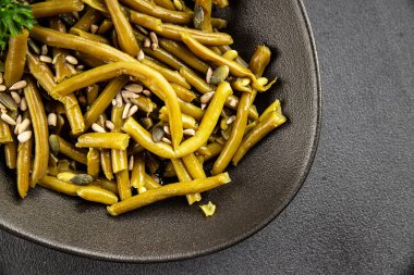 Yeşil fasulye konservesi yeşil çalı fasulyesi taze lezzetli gurme yemek arka planı masaya rustik gıda fotokopi alanı keto ve paleo diyet vegan ve vejetaryen gıda