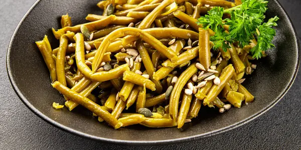 Yeşil fasulye konservesi yeşil çalı fasulyesi taze lezzetli gurme yemek arka planı masaya rustik gıda fotokopi alanı keto ve paleo diyet vegan ve vejetaryen gıda