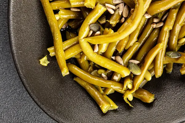 Yeşil fasulye konservesi yeşil çalı fasulyesi taze lezzetli gurme yemek arka planı masaya rustik gıda fotokopi alanı keto ve paleo diyet vegan ve vejetaryen gıda