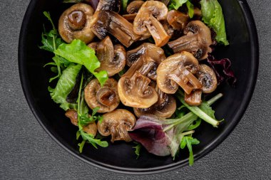 Şampiyon mantarlar salata aperatifi taze gurme yemek arkaplanı masadaki rustik yiyecekler fotokopi alanı vejetaryen yemekleri.