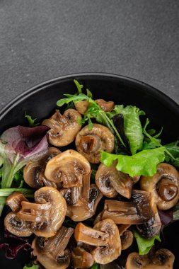 Şampiyon mantarlar salata aperatifi taze gurme yemek arkaplanı masadaki rustik yiyecekler fotokopi alanı vejetaryen yemekleri.