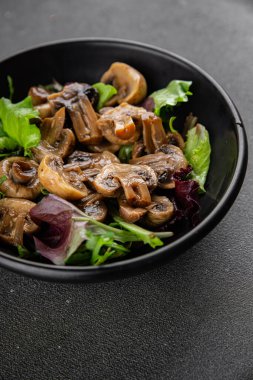 Şampiyon mantarlar salata aperatifi taze gurme yemek arkaplanı masadaki rustik yiyecekler fotokopi alanı vejetaryen yemekleri.