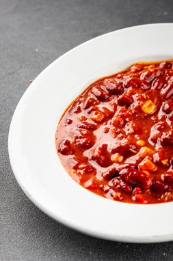 Şili usulü karne tabağı fasulye, domates, mısır, et, gurme yemek arkaplanı. Köy yemeklerinin üst görünümü, fotokopi alanı.