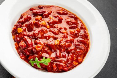 Şili usulü karne tabağı fasulye, domates, mısır, et, gurme yemek arkaplanı. Köy yemeklerinin üst görünümü, fotokopi alanı.