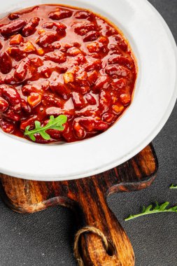 Şili usulü karne tabağı fasulye, domates, mısır, et, gurme yemek arkaplanı. Köy yemeklerinin üst görünümü, fotokopi alanı.