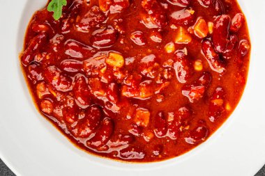 Şili usulü karne tabağı fasulye, domates, mısır, et, gurme yemek arkaplanı. Köy yemeklerinin üst görünümü, fotokopi alanı.