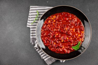 Şili usulü karne tabağı fasulye, domates, mısır, et, gurme yemek arkaplanı. Köy yemeklerinin üst görünümü, fotokopi alanı.