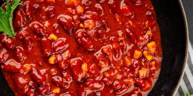 Şili usulü karne tabağı fasulye, domates, mısır, et, gurme yemek arkaplanı. Köy yemeklerinin üst görünümü, fotokopi alanı.