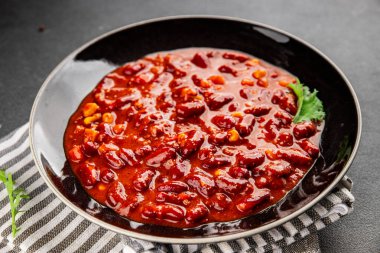 Şili usulü karne tabağı fasulye, domates, mısır, et, gurme yemek arkaplanı. Köy yemeklerinin üst görünümü, fotokopi alanı.