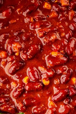 Şili usulü karne tabağı fasulye, domates, mısır, et, gurme yemek arkaplanı. Köy yemeklerinin üst görünümü, fotokopi alanı.