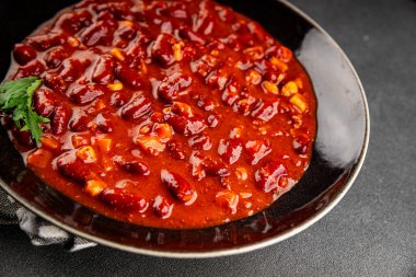 Şili usulü karne tabağı fasulye, domates, mısır, et, gurme yemek arkaplanı. Köy yemeklerinin üst görünümü, fotokopi alanı.