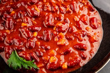 Şili usulü karne tabağı fasulye, domates, mısır, et, gurme yemek arkaplanı. Köy yemeklerinin üst görünümü, fotokopi alanı.