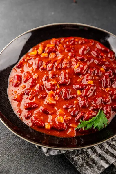 Şili usulü karne tabağı fasulye, domates, mısır, et, gurme yemek arkaplanı. Köy yemeklerinin üst görünümü, fotokopi alanı.