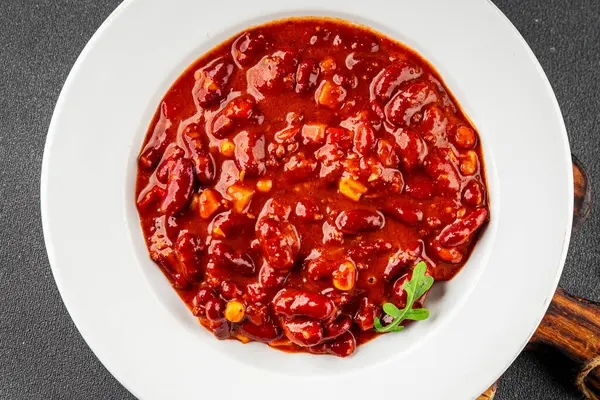 Şili usulü karne tabağı fasulye, domates, mısır, et, gurme yemek arkaplanı. Köy yemeklerinin üst görünümü, fotokopi alanı.