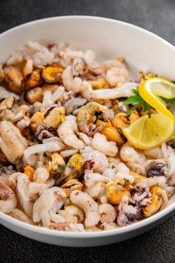 Deniz ürünleri kasesi karides, karides, rapan, kalamar, gurme yemek arka planı masaya rustik yemek üst görünüm uzay fotokopisi keto paleo diyet vejetaryen diyeti