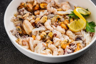 Deniz ürünleri kasesi karides, karides, rapan, kalamar, gurme yemek arka planı masaya rustik yemek üst görünüm uzay fotokopisi keto paleo diyet vejetaryen diyeti