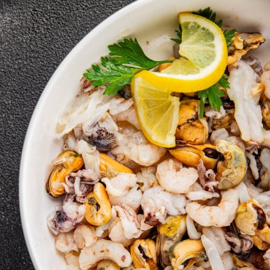 Deniz ürünleri kasesi karides, karides, rapan, kalamar, gurme yemek arka planı masaya rustik yemek üst görünüm uzay fotokopisi keto paleo diyet vejetaryen diyeti