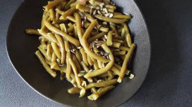 Yeşil fasulye konservesi yeşil çalı fasulyesi taze lezzetli gurme yemek arka planı masaya rustik gıda fotokopi alanı keto ve paleo diyet vegan ve vejetaryen gıda
