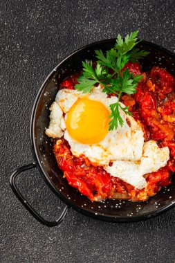 Kızarmış yumurta domatesleri shakshuka sebze aperatifleri taze lezzetli gurme yemek arkaplanı masanın üzerinde rustik yemekler üst görünüm fotokopi alanı vejetaryen yemekleri