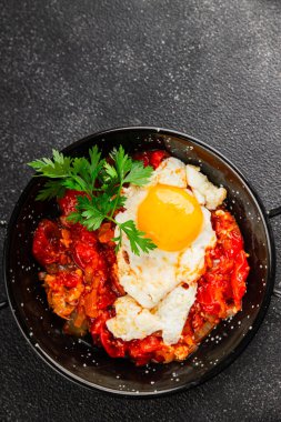 Kızarmış yumurta domatesleri shakshuka sebze aperatifleri taze lezzetli gurme yemek arkaplanı masanın üzerinde rustik yemekler üst görünüm fotokopi alanı vejetaryen yemekleri