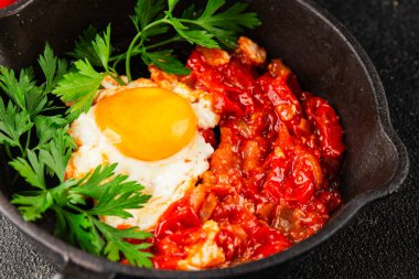 Kızarmış yumurta domatesleri shakshuka sebze aperatifleri taze lezzetli gurme yemek arkaplanı masanın üzerinde rustik yemekler üst görünüm fotokopi alanı vejetaryen yemekleri