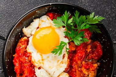 Kızarmış yumurta domatesleri shakshuka sebze aperatifleri taze lezzetli gurme yemek arkaplanı masanın üzerinde rustik yemekler üst görünüm fotokopi alanı vejetaryen yemekleri