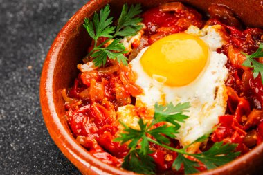 Kızarmış yumurta domatesleri shakshuka sebze aperatifleri taze lezzetli gurme yemek arkaplanı masanın üzerinde rustik yemekler üst görünüm fotokopi alanı vejetaryen yemekleri
