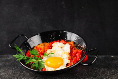Kızarmış yumurta domatesleri shakshuka sebze aperatifleri taze lezzetli gurme yemek arkaplanı masanın üzerinde rustik yemekler üst görünüm fotokopi alanı vejetaryen yemekleri