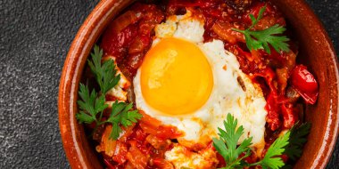 Kızarmış yumurta domatesleri shakshuka sebze aperatifleri taze lezzetli gurme yemek arkaplanı masanın üzerinde rustik yemekler üst görünüm fotokopi alanı vejetaryen yemekleri