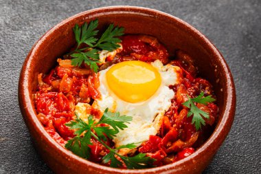 Kızarmış yumurta domatesleri shakshuka sebze aperatifleri taze lezzetli gurme yemek arkaplanı masanın üzerinde rustik yemekler üst görünüm fotokopi alanı vejetaryen yemekleri