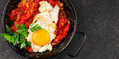 Kızarmış yumurta domatesleri shakshuka sebze aperatifleri taze lezzetli gurme yemek arkaplanı masanın üzerinde rustik yemekler üst görünüm fotokopi alanı vejetaryen yemekleri