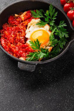 Kızarmış yumurta domatesleri shakshuka sebze aperatifleri taze lezzetli gurme yemek arkaplanı masanın üzerinde rustik yemekler üst görünüm fotokopi alanı vejetaryen yemekleri