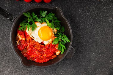 Kızarmış yumurta domatesleri shakshuka sebze aperatifleri taze lezzetli gurme yemek arkaplanı masanın üzerinde rustik yemekler üst görünüm fotokopi alanı vejetaryen yemekleri