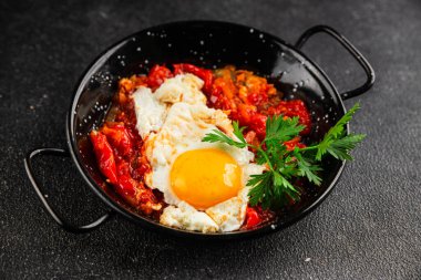 Kızarmış yumurta domatesleri shakshuka sebze aperatifleri taze lezzetli gurme yemek arkaplanı masanın üzerinde rustik yemekler üst görünüm fotokopi alanı vejetaryen yemekleri