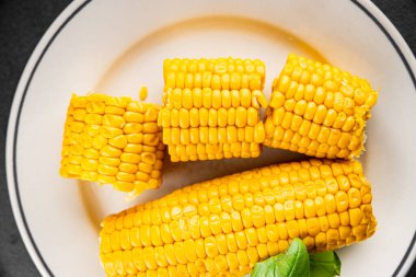 Mısır koçanı haşlanmış sebzeler taze gurme yemek arkaplanı masanın üstünde rustik yemek fotokopi alanı keto ve paleo diyet vejetaryen ve vejetaryen yemekleri