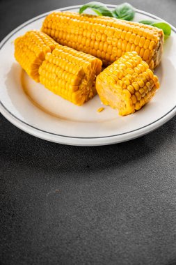 Mısır koçanı haşlanmış sebzeler taze gurme yemek arkaplanı masanın üstünde rustik yemek fotokopi alanı keto ve paleo diyet vejetaryen ve vejetaryen yemekleri