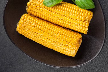 Mısır koçanı haşlanmış sebzeler taze gurme yemek arkaplanı masanın üstünde rustik yemek fotokopi alanı keto ve paleo diyet vejetaryen ve vejetaryen yemekleri