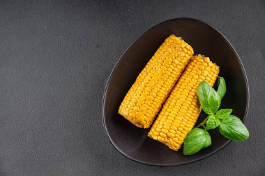 Mısır koçanı haşlanmış sebzeler taze gurme yemek arkaplanı masanın üstünde rustik yemek fotokopi alanı keto ve paleo diyet vejetaryen ve vejetaryen yemekleri