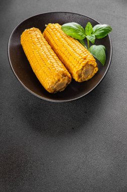 Mısır koçanı haşlanmış sebzeler taze gurme yemek arkaplanı masanın üstünde rustik yemek fotokopi alanı keto ve paleo diyet vejetaryen ve vejetaryen yemekleri