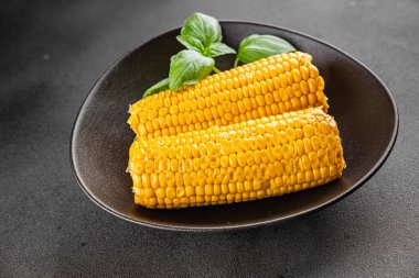 Mısır koçanı haşlanmış sebzeler taze gurme yemek arkaplanı masanın üstünde rustik yemek fotokopi alanı keto ve paleo diyet vejetaryen ve vejetaryen yemekleri