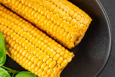 Mısır koçanı haşlanmış sebzeler taze gurme yemek arkaplanı masanın üstünde rustik yemek fotokopi alanı keto ve paleo diyet vejetaryen ve vejetaryen yemekleri