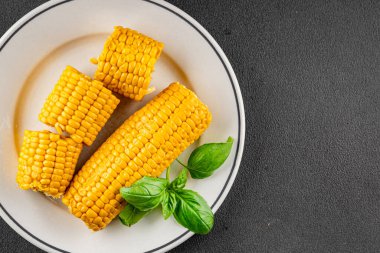 Mısır koçanı haşlanmış sebzeler taze gurme yemek arkaplanı masanın üstünde rustik yemek fotokopi alanı keto ve paleo diyet vejetaryen ve vejetaryen yemekleri