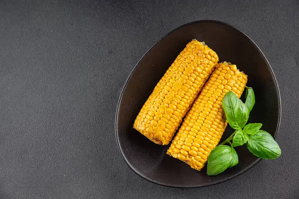 Mısır koçanı haşlanmış sebzeler taze gurme yemek arkaplanı masanın üstünde rustik yemek fotokopi alanı keto ve paleo diyet vejetaryen ve vejetaryen yemekleri
