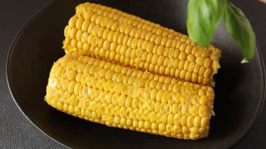 Mısır koçanı haşlanmış sebzeler taze gurme yemek arkaplanı masanın üstünde rustik yemek fotokopi alanı keto ve paleo diyet vejetaryen ve vejetaryen yemekleri